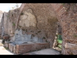 02959 ostia - regio v - insula v - terme dell'invidioso (v,v,2) - raum d - frigidarium - wasserbecken re.jpg